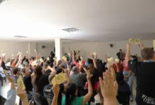 Fotos de Servidores da Saúde de Maringá aprovam estado de greve após fim da escala 12/60; Prefeitura defende legalidade da medida
