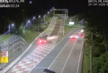 Fotos de VÍDEO: caminhão perde freio, entra em área de escape da BR-376 e tomba