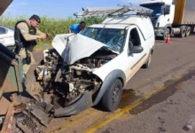Fotos de Caminhão perde controle, roda na pista e atinge picape no Contorno Sul de Maringá; passageiro fica ferido