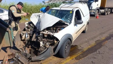 Fotos de Caminhão perde controle, roda na pista e atinge picape no Contorno Sul de Maringá; passageiro fica ferido