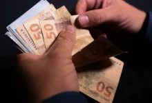 Fotos de 13º salário antecipado: pagamentos começam na próxima semana para milhões de brasileiros