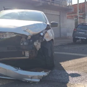 Acidente violento em Sarandi termina com carro destruído em poste e criança de 5 anos escapa ilesa Foto 2 Fotos de Acidente violento em Sarandi termina com carro destruído em poste e criança de 5 anos escapa ilesa