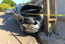 Fotos de Acidente violento em Sarandi termina com carro destruído em poste e criança de 5 anos escapa ilesa