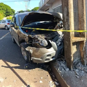 Acidente violento em Sarandi termina com carro destruído em poste e criança de 5 anos escapa ilesa Foto 1 Fotos de Acidente violento em Sarandi termina com carro destruído em poste e criança de 5 anos escapa ilesa