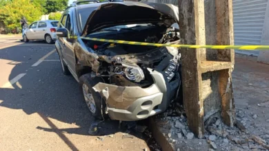 Fotos de Acidente violento em Sarandi termina com carro destruído em poste e criança de 5 anos escapa ilesa