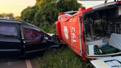 Fotos de Ambulância do Samu desvia de animal na pista e bate de frente em carro na região