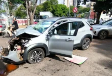 Fotos de Batida forte entre carro e ônibus chama atenção em cruzamento movimentado de Maringá; vídeo