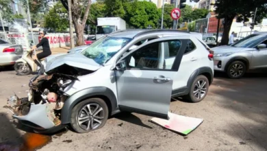 Fotos de Batida forte entre carro e ônibus chama atenção em cruzamento movimentado de Maringá; vídeo