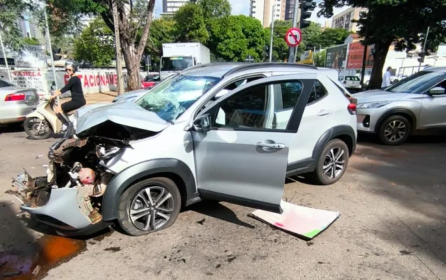 Batida forte entre carro e ônibus chama atenção em cruzamento movimentado de Maringá; vídeo Foto 1 Fotos de Batida forte entre carro e ônibus chama atenção em cruzamento movimentado de Maringá; vídeo