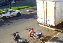 Fotos de Botijão de gás se solta de caminhonete e desce Avenida Colombo entre carros em Maringá; vídeo
