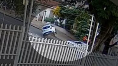 Fotos de Câmera de segurança registra momento em que carro capota após colisão em Maringá