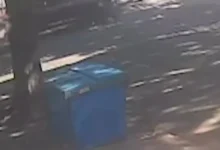 Fotos de Câmera flagra grave acidente entre moto elétrica e carro em Maringá; homem é arremessado após forte impacto