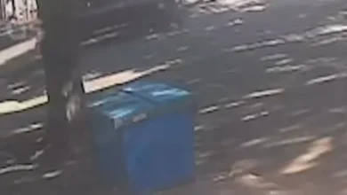 Fotos de Câmera flagra grave acidente entre moto elétrica e carro em Maringá; homem é arremessado após forte impacto