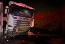 Fotos de Caminhoneiro morre após carreta despencar de pontilhão na BR-376