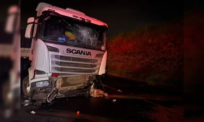 Caminhoneiro morre após carreta despencar de pontilhão na BR-376 Foto 5 Fotos de Caminhoneiro morre após carreta despencar de pontilhão na BR-376