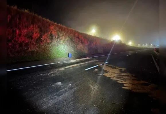 Caminhoneiro morre após carreta despencar de pontilhão na BR-376 Foto 4 Fotos de Caminhoneiro morre após carreta despencar de pontilhão na BR-376