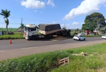 Fotos de Carreta carregada com soja tomba na BR- 376 , em Marialva, e provoca grande congestionamento