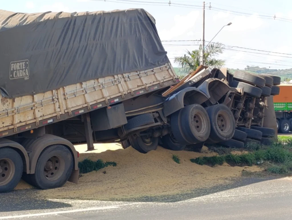 Fotos de Carreta carregada com soja tomba na BR- 376 , em Marialva, e provoca grande congestionamento