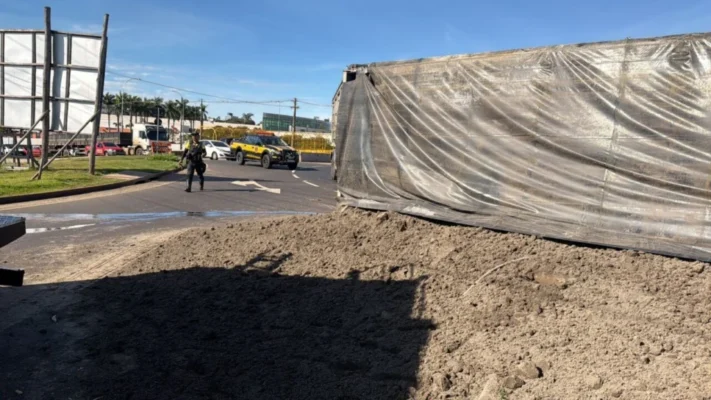 Carreta tomba e provoca congestionamento no Trevo do Catuaí em Maringá Foto 2 Fotos de Carreta tomba e provoca congestionamento no Trevo do Catuaí em Maringá