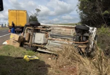Fotos de Carro capota em rodovia da região e grávida de 8 semanas é encaminhada ao HU de Maringá; vídeo
