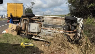 Fotos de Carro capota em rodovia da região e grávida de 8 semanas é encaminhada ao HU de Maringá; vídeo
