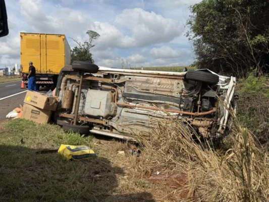Carro capota em rodovia da região e grávida de 8 semanas é encaminhada ao HU de Maringá; vídeo Foto 1 Fotos de Carro capota em rodovia da região e grávida de 8 semanas é encaminhada ao HU de Maringá; vídeo