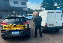 Fotos de Carro com maior número de multas registradas em Maringá é apreendido