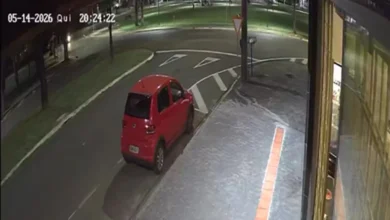 Fotos de Carro em alta velocidade invade rotatória, causa forte batida e deixa motorista ferido em Maringá; vídeo impressiona