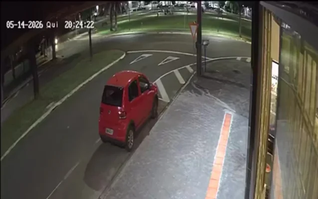 Fotos de Carro em alta velocidade invade rotatória, causa forte batida e deixa motorista ferido em Maringá; vídeo impressiona