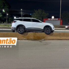 Fotos de Carro fica sobre bloco de concreto após acidente na Avenida Colombo em Maringá