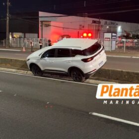 Fotos de Carro fica sobre bloco de concreto após acidente na Avenida Colombo em Maringá