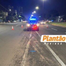 Fotos de Carro fica sobre bloco de concreto após acidente na Avenida Colombo em Maringá