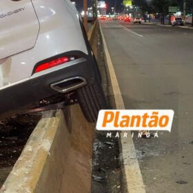 Fotos de Carro fica sobre bloco de concreto após acidente na Avenida Colombo em Maringá