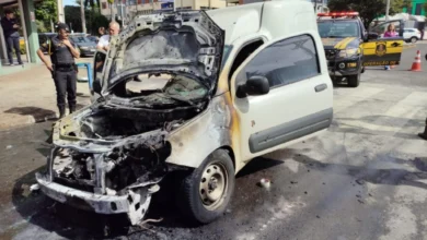 Fotos de Carro pega fogo e interdita via no centro de Maringá