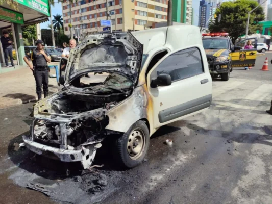 Fotos de Carro pega fogo e interdita via no centro de Maringá