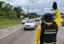 Fotos de Carros que estão sendo guinchados pagam pedágio? Donos de guincho no PR reclamam de cobranças a clientes em pórticos do Free Flow