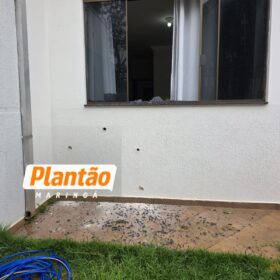 Fotos de Casa é alvo de oito tiros no Jardim Imperial em Maringá; casal e criança no imóvel 