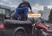 Fotos de Cena impressionante: Motociclista vai parar em cima de carro após colisão em cruzamento de Maringá