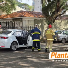 Fotos de Colisão entre Corolla e van escolar deixa feridos na Zona 7, em Maringá