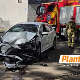 Fotos de Colisão entre Corolla e van escolar deixa feridos na Zona 7, em Maringá