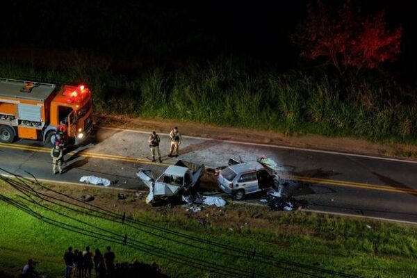 Fotos de Colisão frontal deixa quatro mortos próximo ao Trevo do Boi na região de Maringá