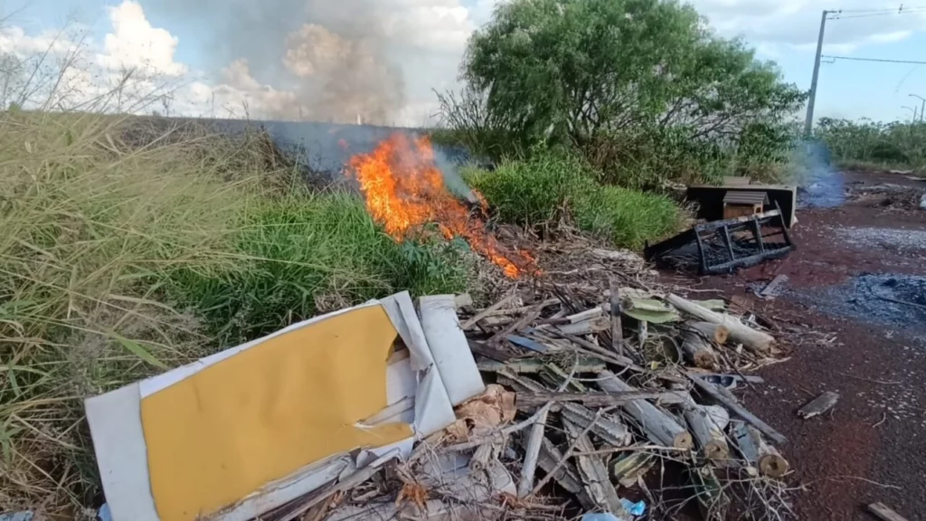 Fotos de Crime ambiental em Sarandi: incêndio e descarte irregular de lixo assustam moradores no Jardim Maringá