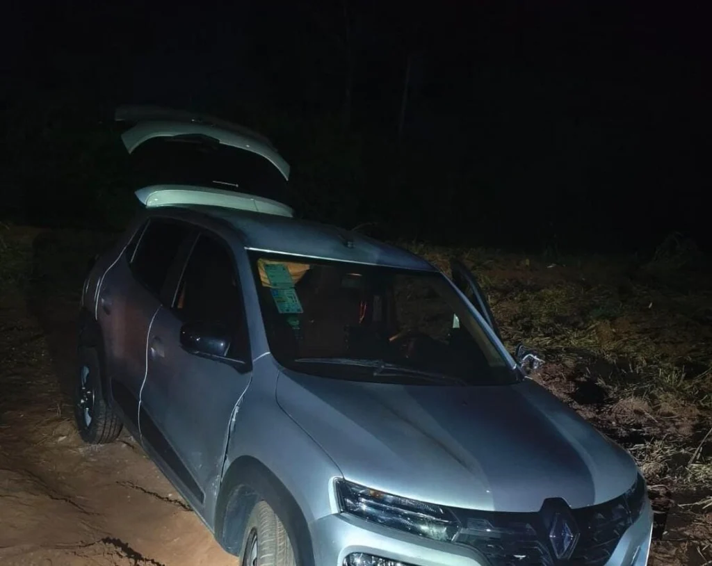 Fotos de Criminosos se passam por policiais, atiram contra carro e roubam carga de iPhones na PR-323 em Cianorte