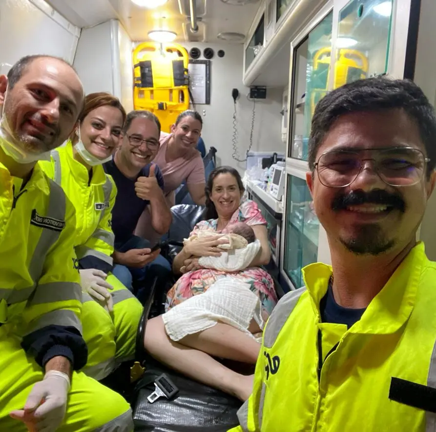 Fotos de Equipe da concessionária faz parto dentro de ambulância na PR-323, na região de Maringá