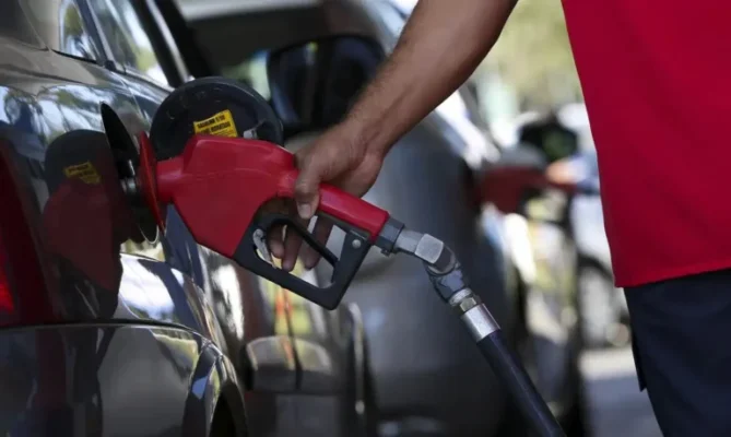 Feirão do Imposto terá gasolina a R$ 4,42 e etanol a R$ 3,04 em Maringá; veja onde Foto 1 Fotos de Feirão do Imposto terá gasolina a R$ 4,42 e etanol a R$ 3,04 em Maringá; veja onde