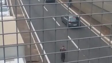 Fotos de FUGA DE CINEMA! Motociclista pula de viaduto, cai em cima de caminhão durante fuga de blitz em Maringá