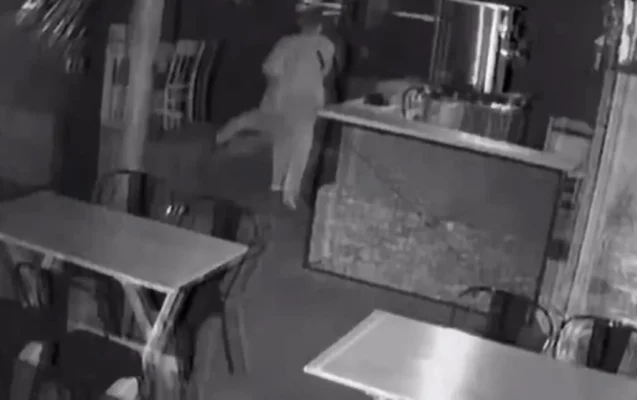 Fotos de Ladrão invade restaurante em Maringá, se esconde no forro durante ação da PM e foge após furto; vídeo