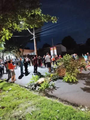 Moradores protestam contra Casa de Semiliberdade em Maringá; prefeitura se manifesta; vídeo Foto 1 Fotos de Moradores protestam contra Casa de Semiliberdade em Maringá; prefeitura se manifesta; vídeo
