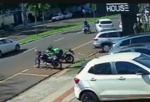 Fotos de Motociclista fica ferida após ser atingida por carro e outro veículo em Maringá