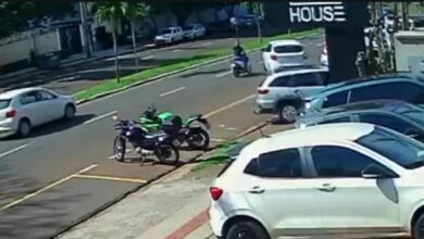 Fotos de Motociclista fica ferida após ser atingida por carro e outro veículo em Maringá